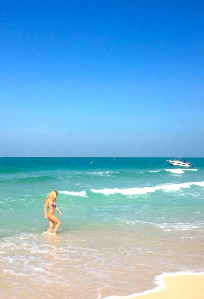 Strand på förmiddagen och skidbacke på eftermiddagen. Händer bara i Dubai.