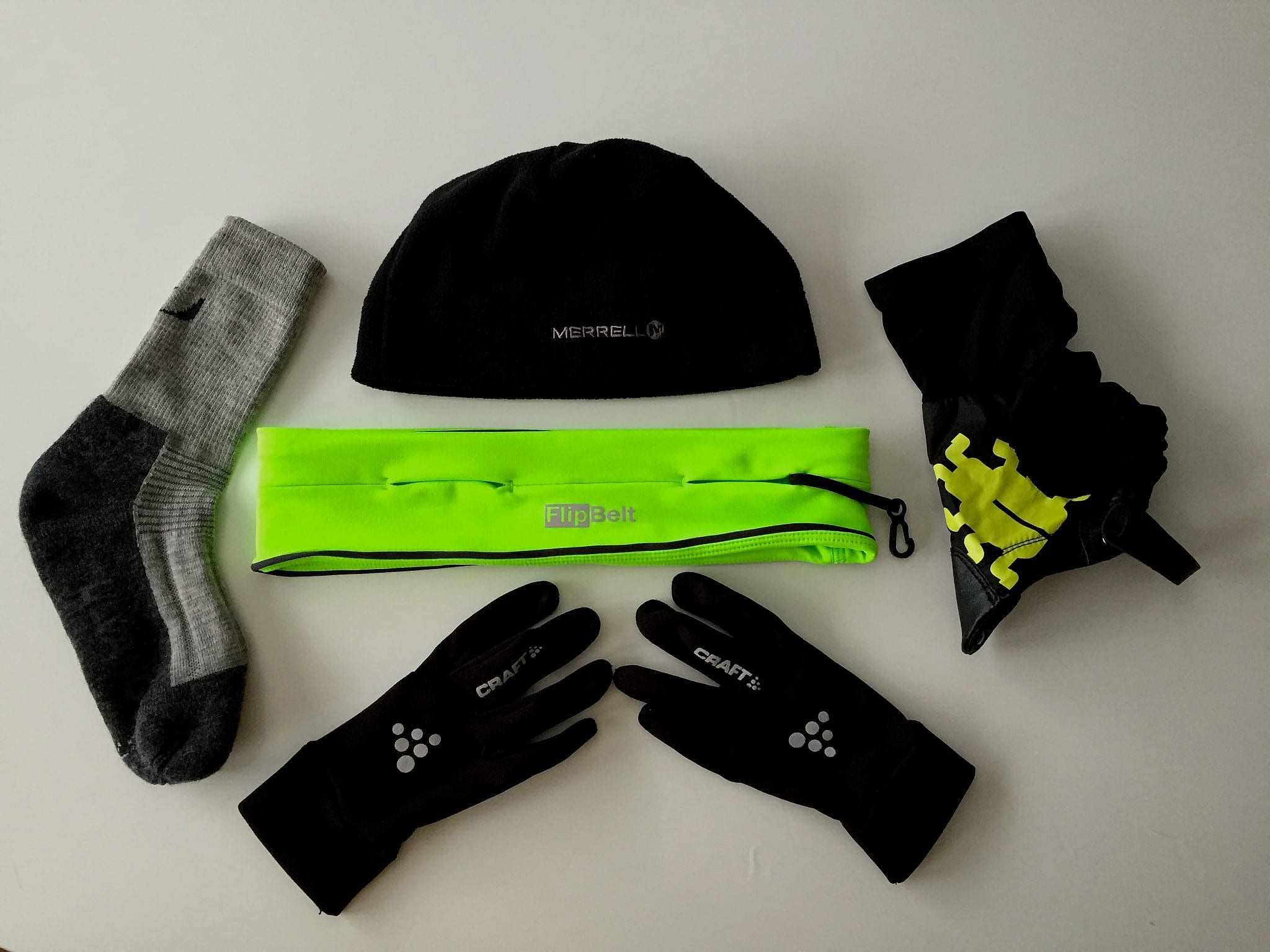 Alltid med på vinterlöpning: ullsockor från Ulvang, handskar från Craft, damasker från Icebug, Flipbelt för småsylar och mössa från Merrell.