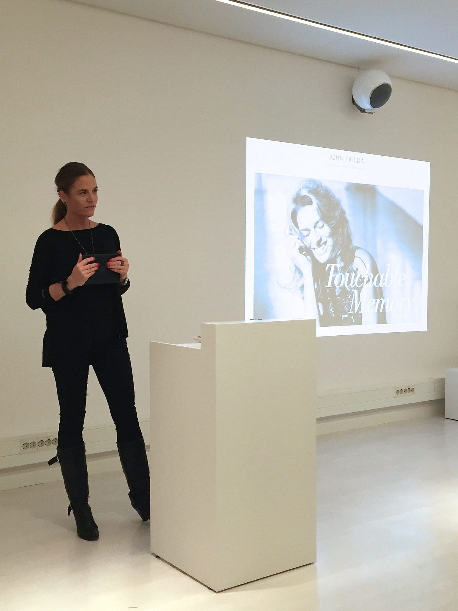HannaSara Lundqvist, Nordic Brand & PR Manager på Kao Sweden presenterar produktnyheterna.