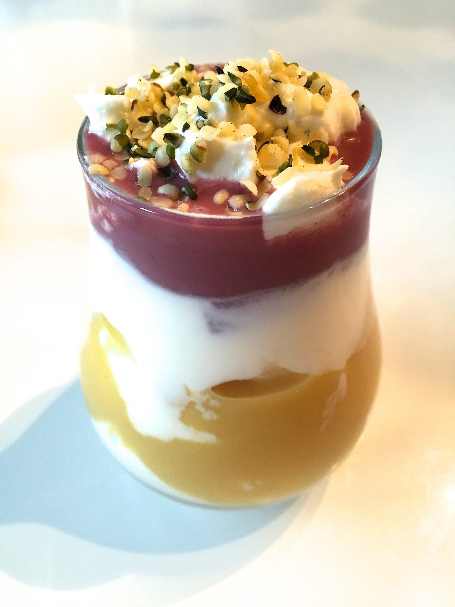 Här har jag varvat Oatlys havredrycker med turkisk yoghurt och sprinklat med hampafrön.