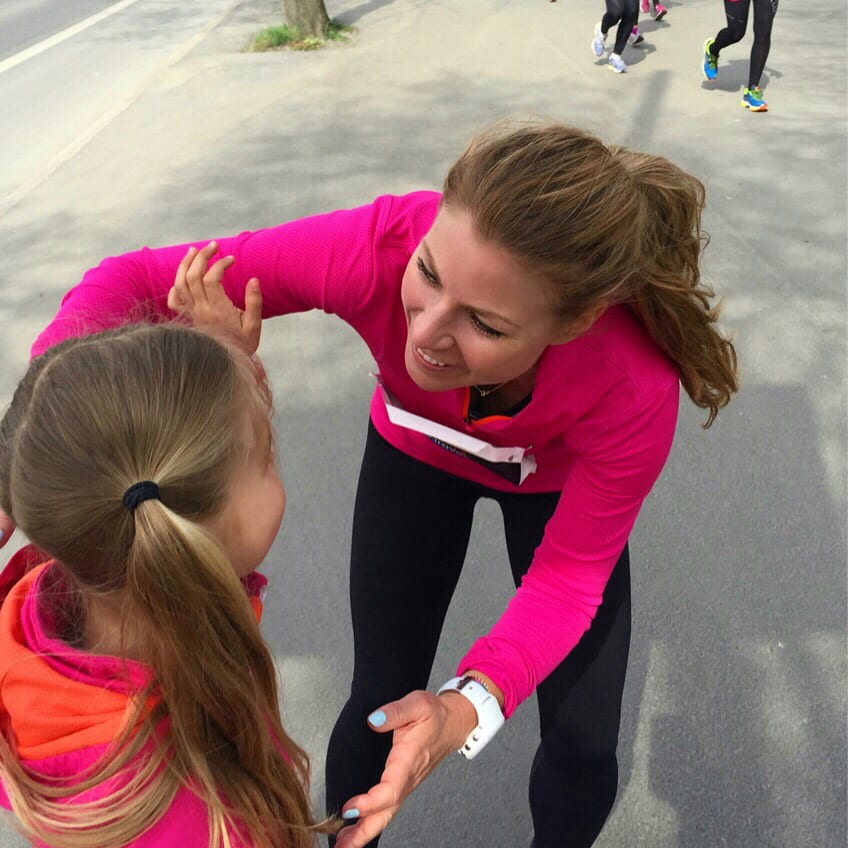 Världens sötaste minisupporter delade ut kramar och pussar efter 14 kilometer.