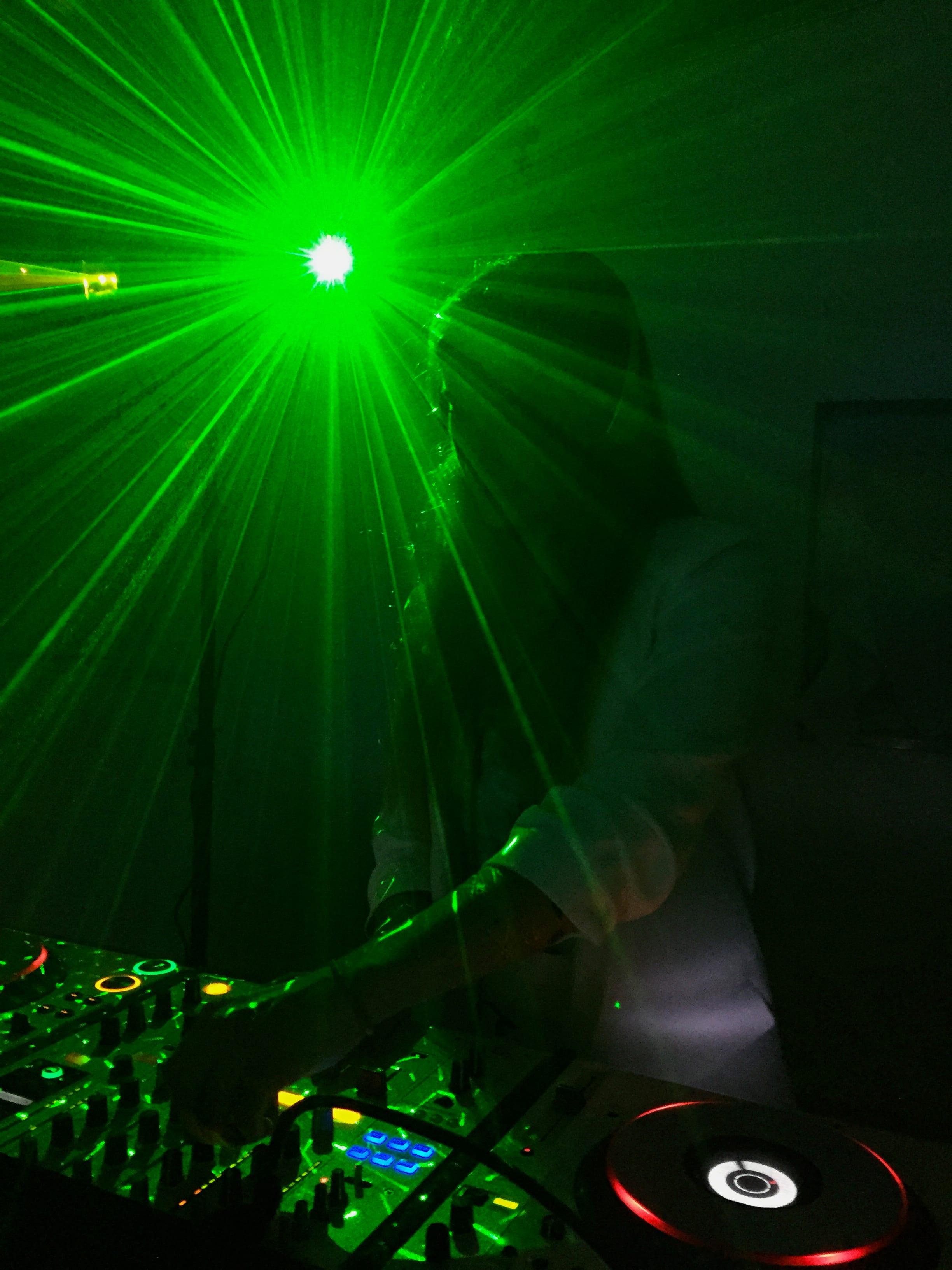 Anna Cross stod i DJ-båset