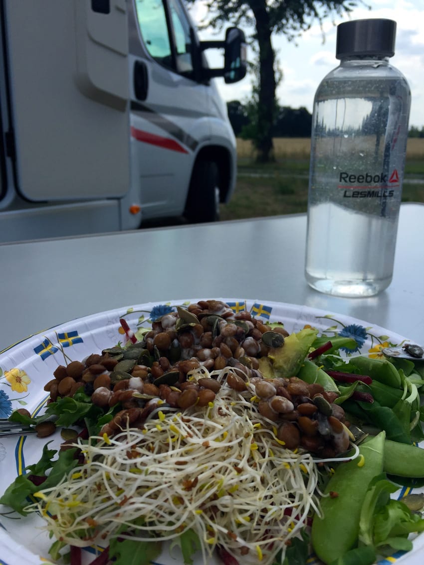 Linssallad smakar bäst utomhus.