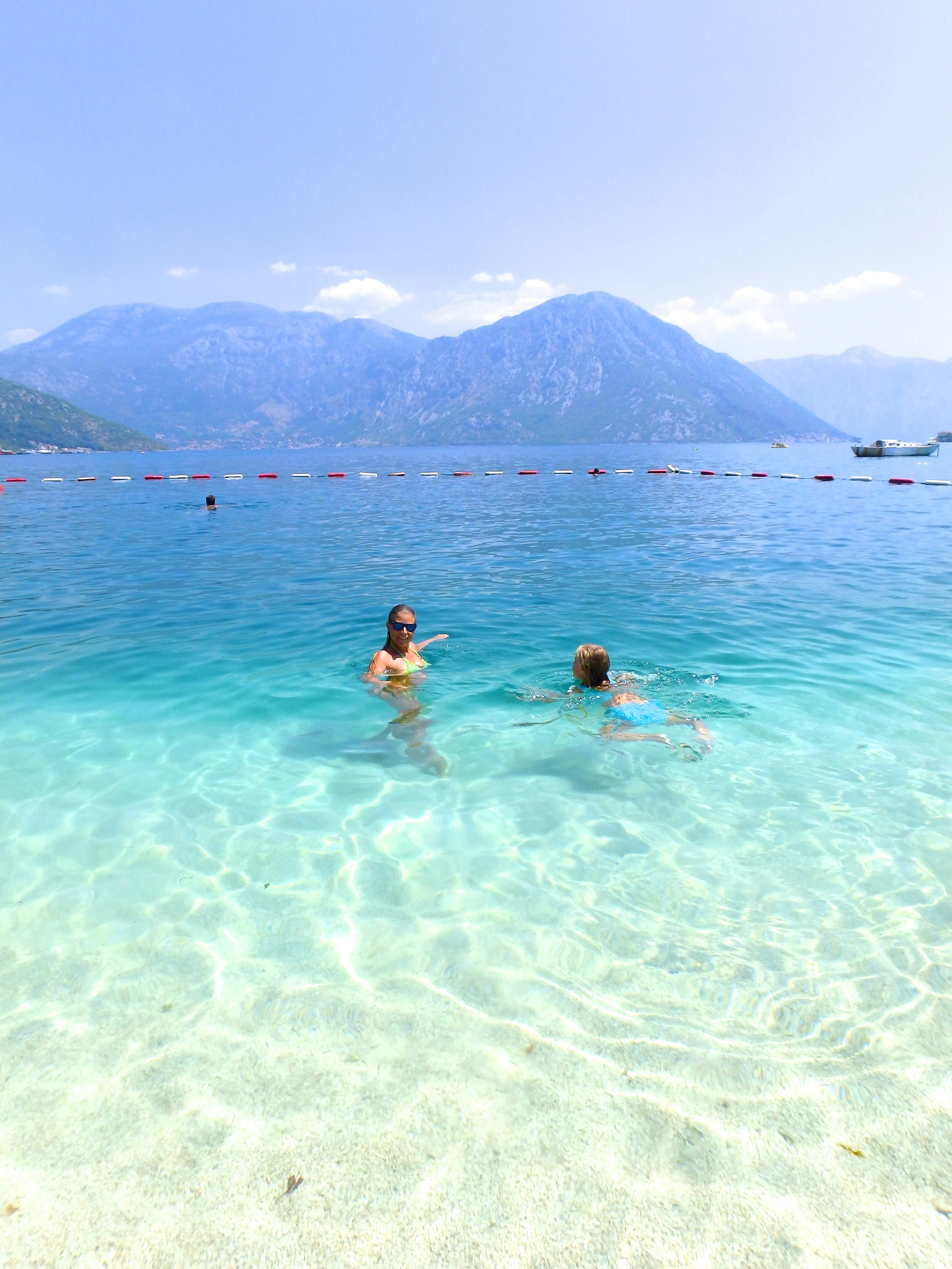 Badar i turkost klart vatten i Montenegro.