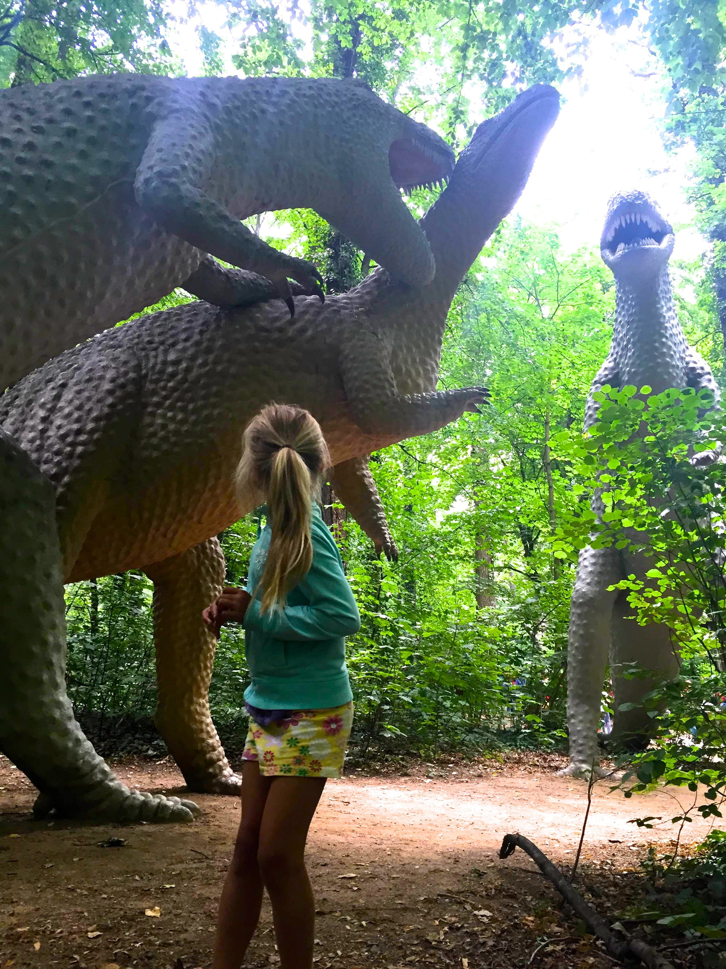 Embla är lite skraj för dinosaurierna.