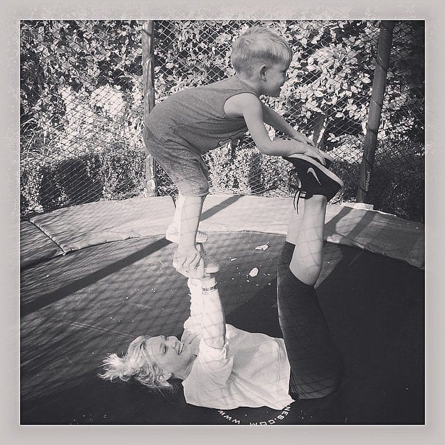 Hilary Duff hittar rörelseglädje tillsammans med sin son. Foto: instagram hilaryduff
