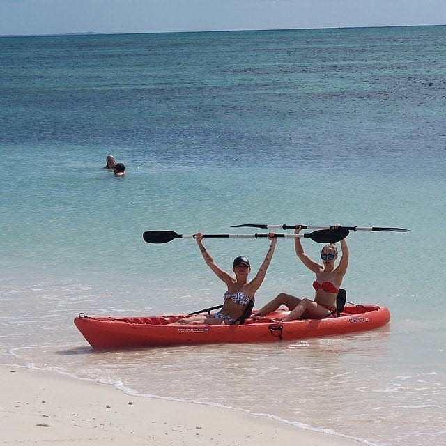 Miley Cyrus stärker armar och core genom att paddla kajak. Foto: instagram mileycyrus