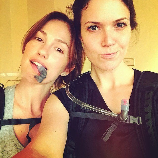 MInka Kelly och Mandy Moore hikar tillsammans i Mali. Foto: instagram minkak