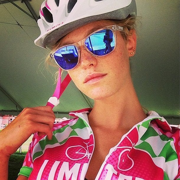 Modellen Erin Heatherton väljer cykel. Foto: instagram erinheathertonlegit