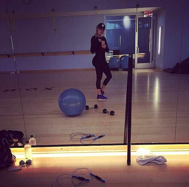 Khloé Kardashian jobbar på sin berömda bakdel. Foto: instagram khloekardashian