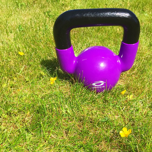 Kettlebellträning bränner mycket kalorier, stärker din balans och motverkar risken för skador.